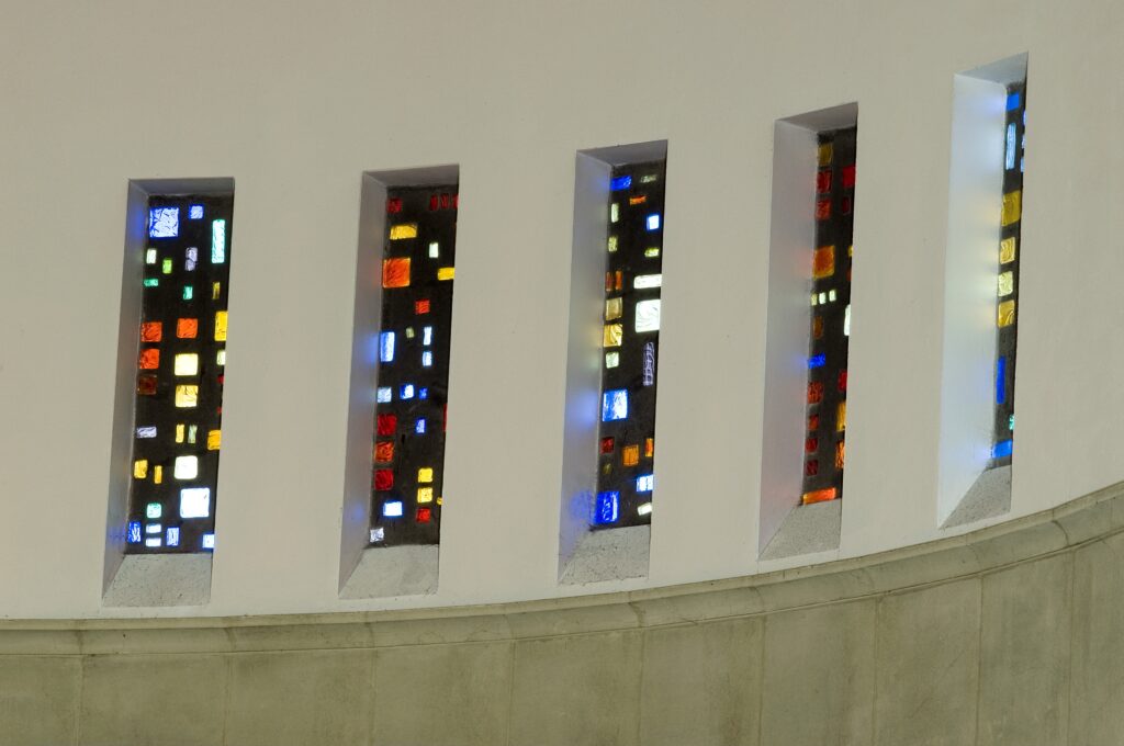 Jonah Jones dalle de verre windows in Ratcliffe College chapel nave