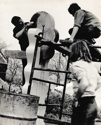 Ysgol y Gader Dolgellau students building Jonah Jones sculpture 'Y Neges'